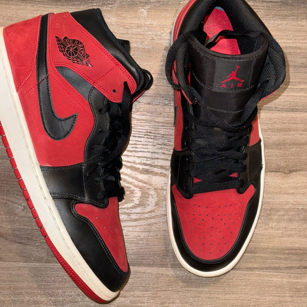 Air Jordan 1 Mid 'Reverse Banned'